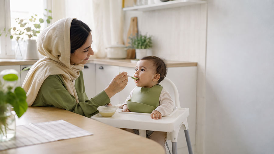مادر در حال غذا دادن سرلاک به نوزاد ۷ ماهه